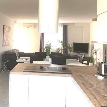 Lovely 3 Bedroom Apartment In Quiet Area W/ Pool Πούλα Εξωτερικό φωτογραφία