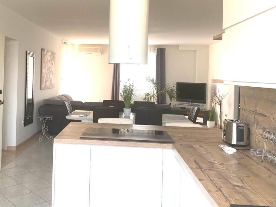 Lovely 3 Bedroom Apartment In Quiet Area W/ Pool Πούλα Εξωτερικό φωτογραφία