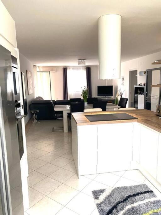 Lovely 3 Bedroom Apartment In Quiet Area W/ Pool Πούλα Εξωτερικό φωτογραφία
